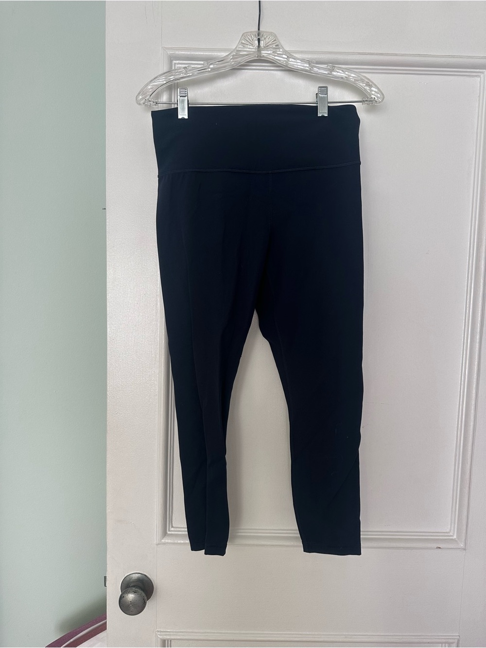 Athleta Elation 7/8 Leggings in Navy Blue in EUC!! 💙